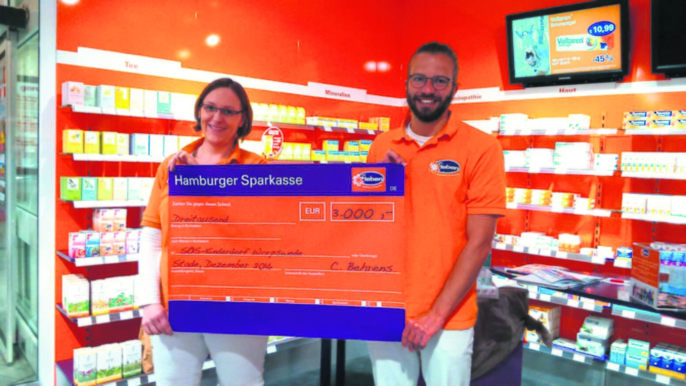 Christoph Behrens und Christina Kohnke freuen sich, den SOS-Kinderdörfern die Spende zukommen zu lassen