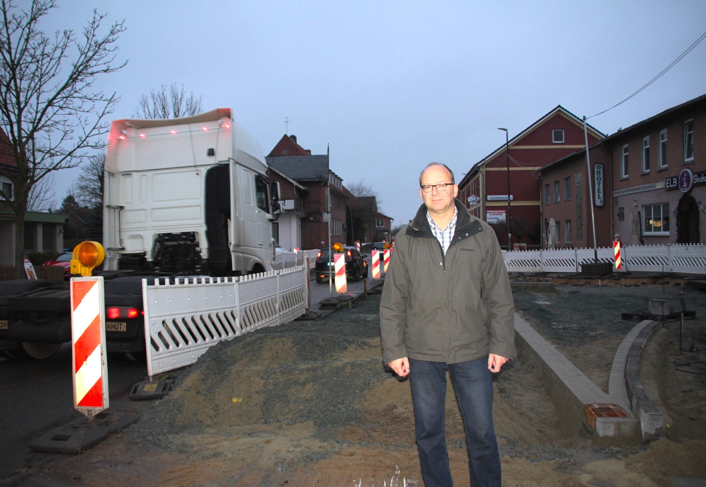 Ortsbürgermeister Sönke Hartlef auf der Baustelle im Dorfzentrum
