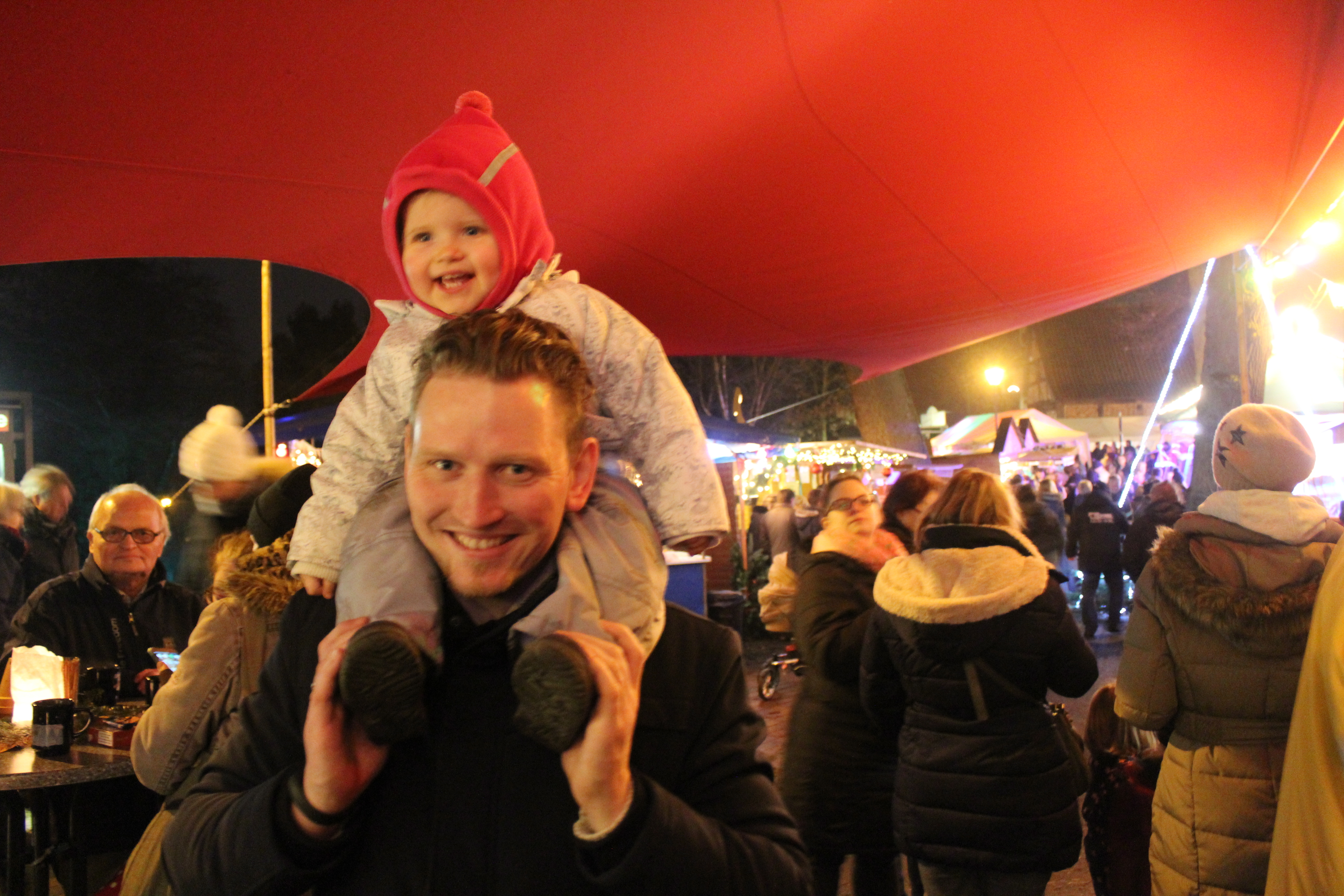 Romy und Papa Christoph haben sichtlich Freude
am Jesteburger Weihnachtsmarkt