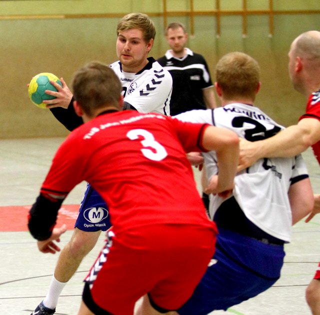 Für den Winsener Thorben Michel (am Ball) war die Hollenstedter Abwehr meistens dicht