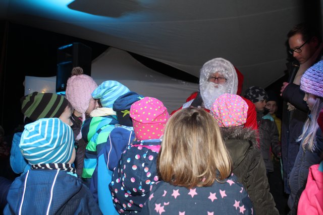 Dicht drängten sich die Kinder vorm Weihnachtsmann