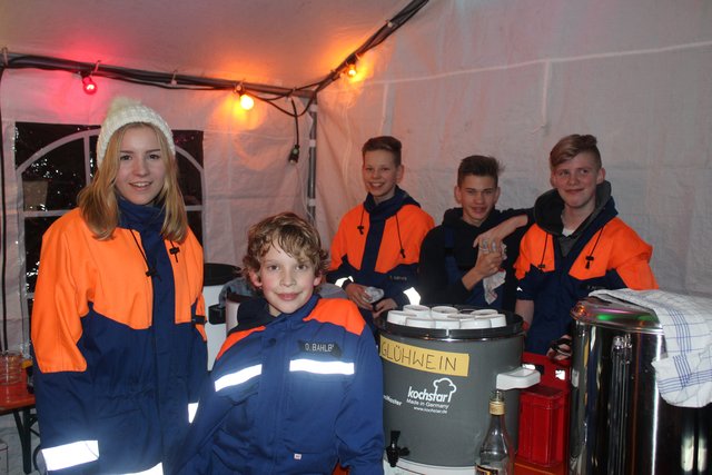 Sie sammelten mit dem Verkauf von Glühwein und Bratwurst Geld für die 
Jesteburger Jugendfeuerwehr (v. li.): Leonie, Oscar, Felix, Justin und Hannes