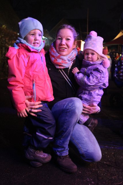 Highlight für Dörte Schröder und ihre Töchter Mia (li.) 
und Svea: eine Fahrt mit dem Kettenkarussell