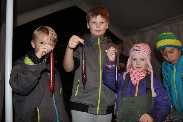 Stolz präsentieren Moritz, Aaron und Clarissa aus Jesteburg ihre selbstgezogenen Kerzen