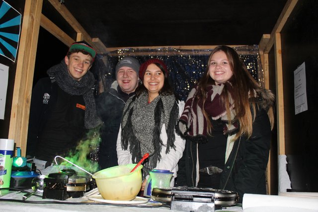 Niklas (v. li.), Sebastian, Laura und Franziska verkauften Waffeln zugunsten des Festivals "Rock'n'Roll in Tschernobyl"