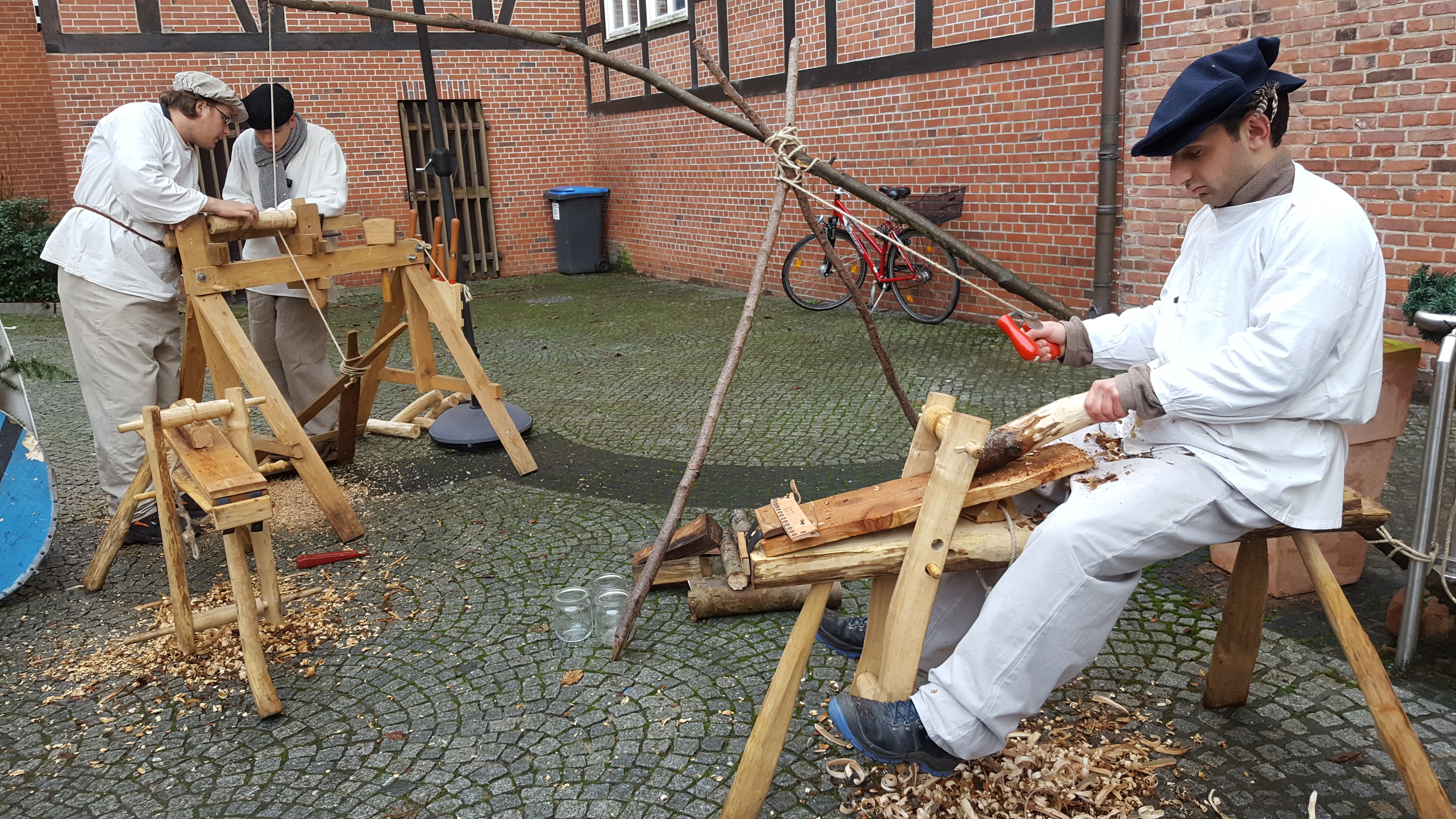 Mitarbeiter der Jugendbauhütte mit mechanischer Drechselbank