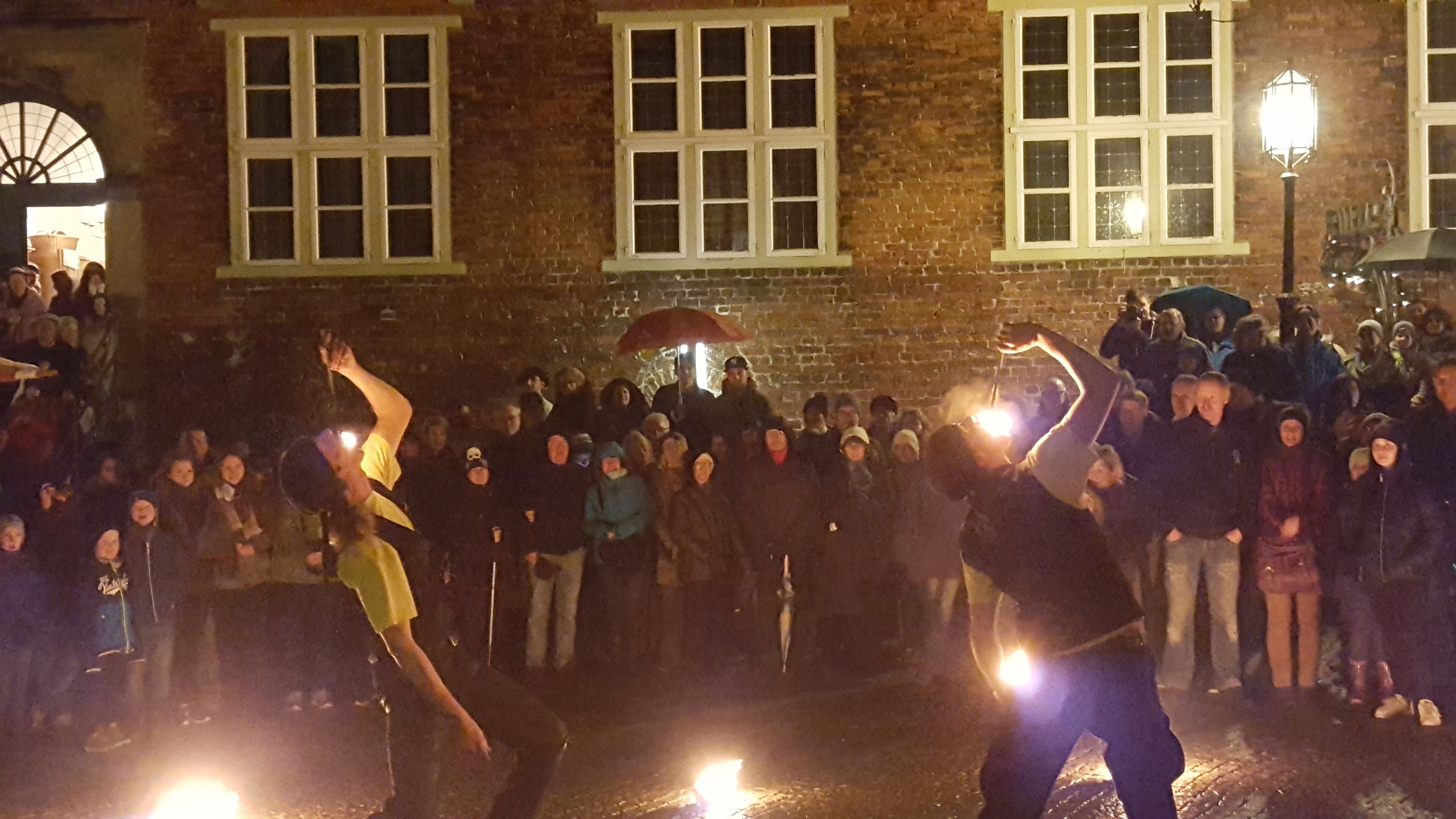 Feuerakrobaten der Gruppe "Spinning Area"