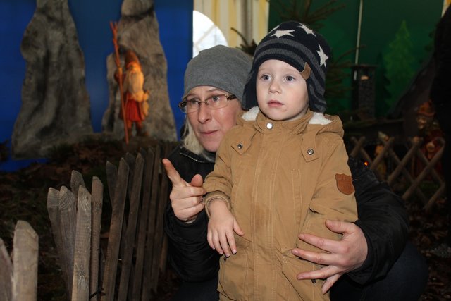 Angela Döbler-Meyer und 
Enkel Jesper schauen sich 
den Märchenwald an