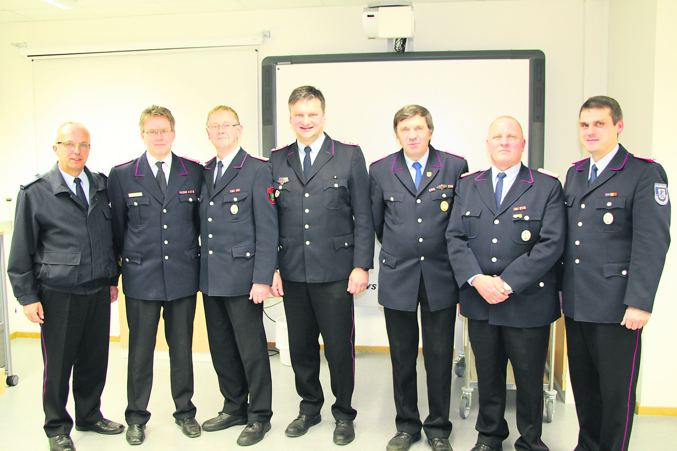 Kreisbrandmeister Volker Bellmann (li.) und Kreisbereitschaftsführer Stephan Schick (re.) mit den Verabschiedeten (v. li.) Frank Benecke, Hartmut Wehner, Jörg Buchholz, Peter Becker und Manfred Meyer
