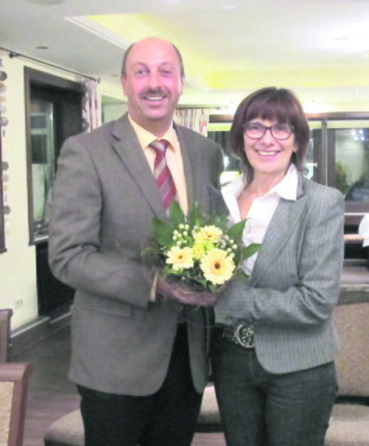 Karsten Friedling gratuliert Hildegard Engel zur Wahl | Foto: Goetze