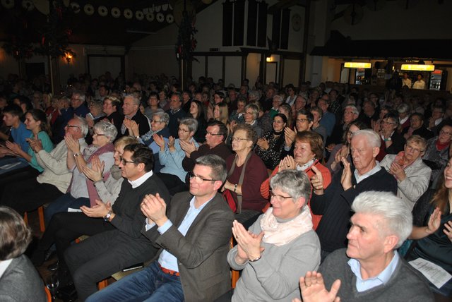 Volles Haus und viel Beifall: Von den rund 300 Besuchern gab es verdienten Applaus für die Musiker