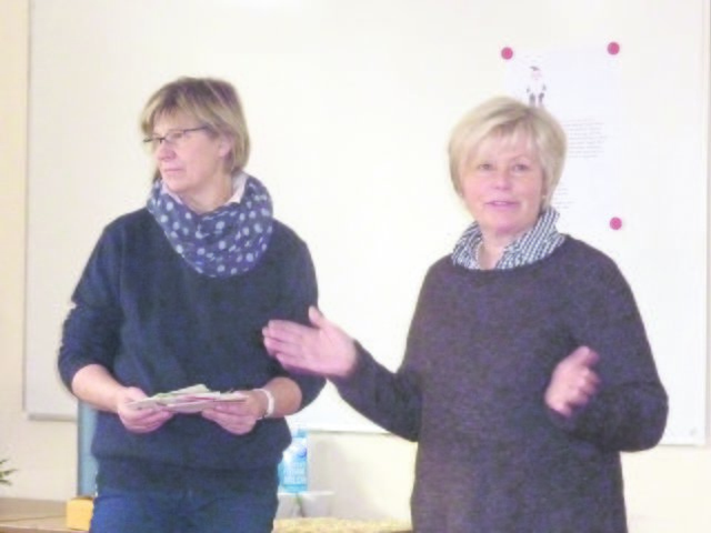 Bei der Spendenübergabe: die Landfrauen Anne Cordes (li.) und Regina Schmidt
