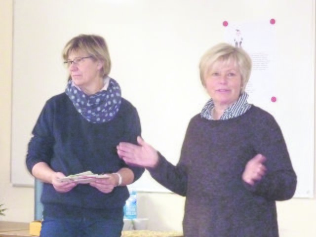 Bei der Spendenübergabe: die Landfrauen Anne Cordes (li.) und Regina Schmidt | Foto: Jürgen Dege-Rüger