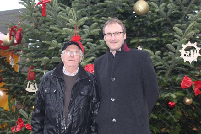 Für sein langjähriges Engagement in der Gemeinde Rosengarten erhielt Bernd Krüger (li.) die goldene Ehrenmedaille der Gemeinde von Bürgermeister Dirk Seidler