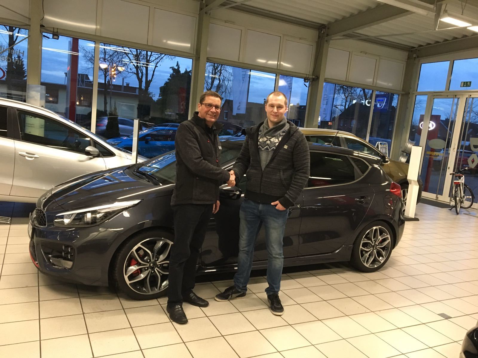 Karl Christian John (li.) mit Tim Jannik Fieritz, der im Juli der erste Käufer eines neuen KIA Cee‘d GT Track war