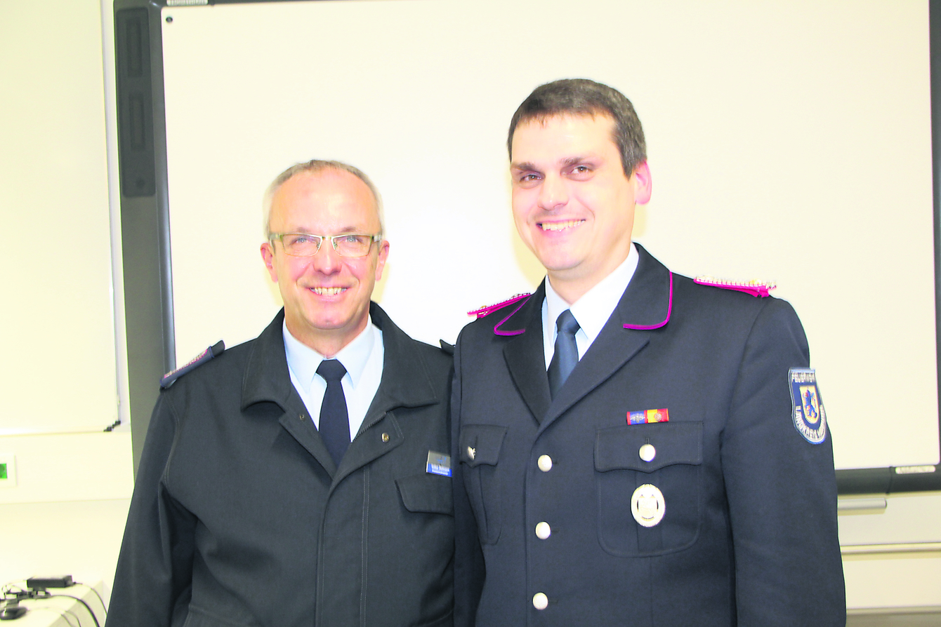 Kreisbrandmeister Volker Bellmann ( links ) dankte Kreisbereitschaftsführer Stephan Schick und allen Mitgliedern der Fachzüge der Kreisfeuerwehr für die geleistete Arbeit
