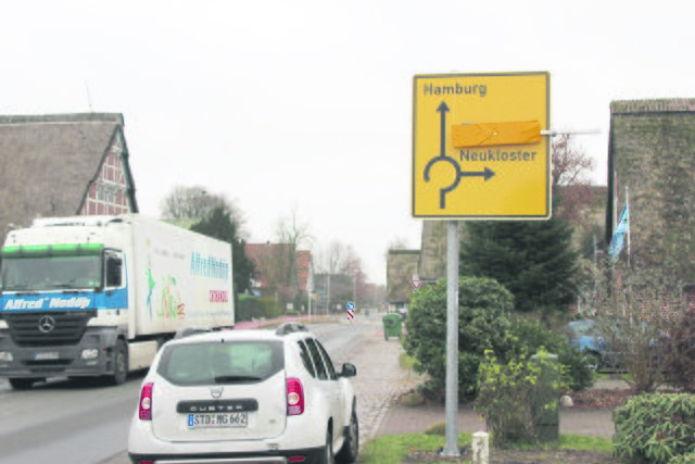Aus Richtung Ortsmitte gibt es kein Schild zur A26, erst im Kreisel steht ein Hinweis - allerdings ohne Lkw-Verbot