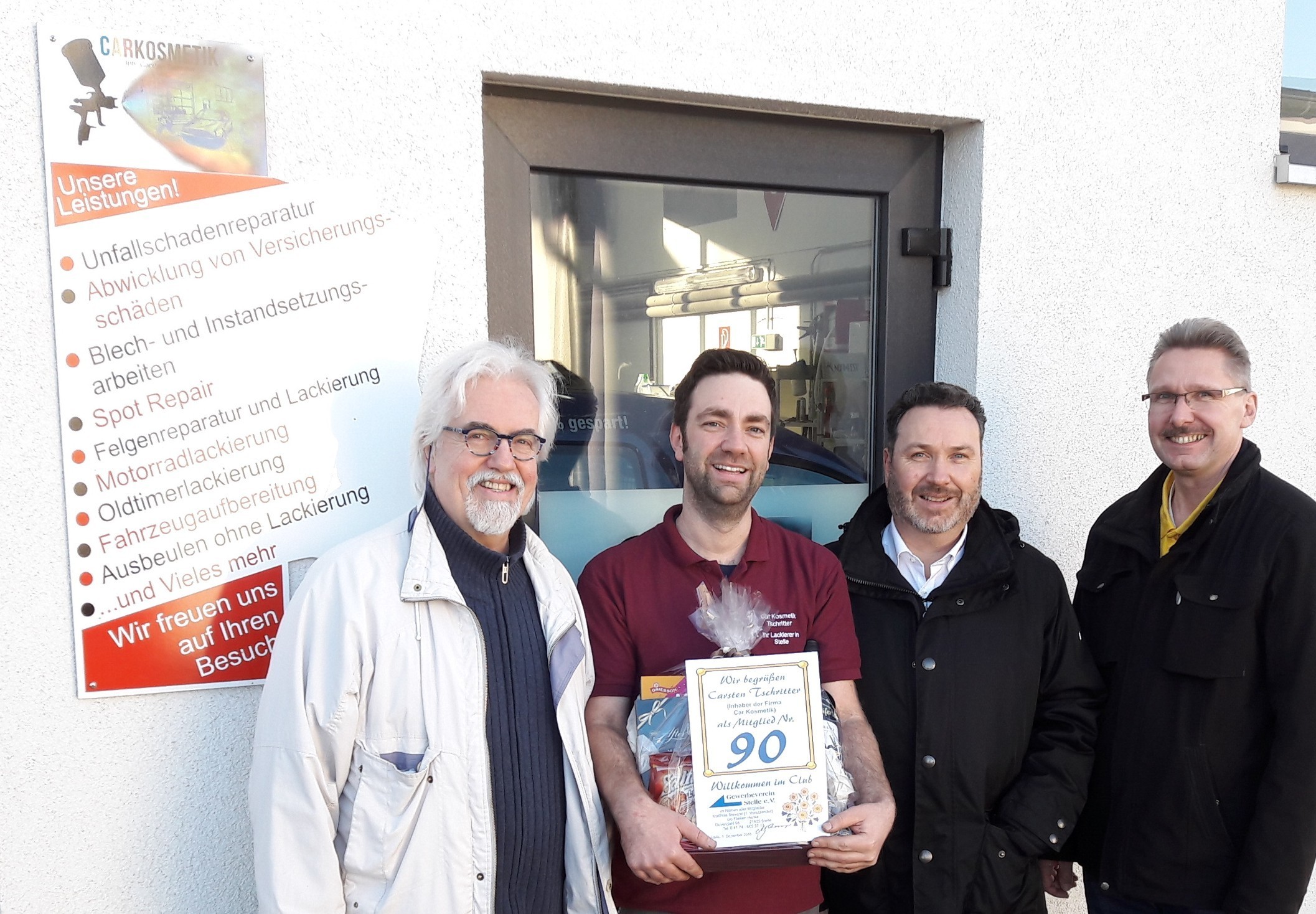 Mit einem Präsent wurde das neue Mitglied willkommen geheißen (v. li.): Thomas Götze, Carsten Tschritter, Matthias Stevenz und Jens Lünsmann