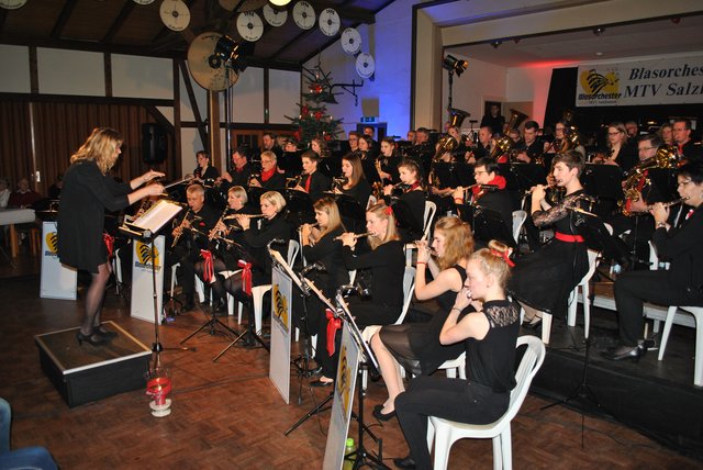 Vorweihnachtliches Ambiente: Neben den Melodien und den festlich gekleideten Musikern stimmte auch ein Tannenbaum am Bühnenrand auf die (Vor-)Weihnachtszeit ein