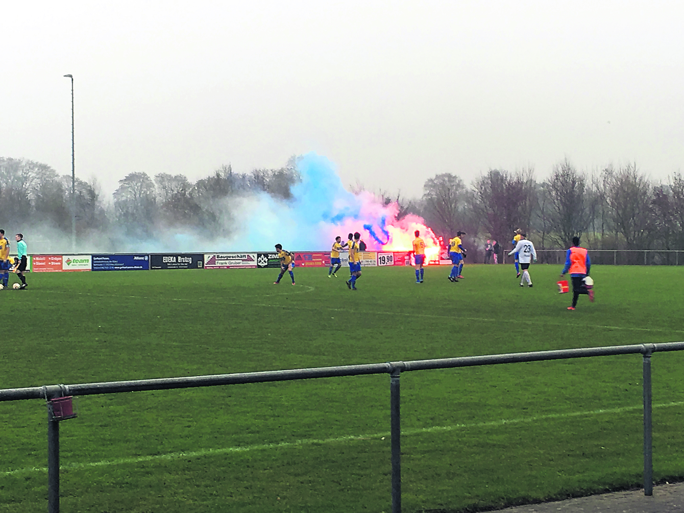 Kurz nach Anpfiff brannten am Spielfeldrand die ersten Pyros