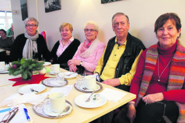 Der Stammtisch im „Paulz“ (v. li.) : Helga Belz, Hennlore Schultz, Ingrid und Klaus Borck sowie Marita Meyer