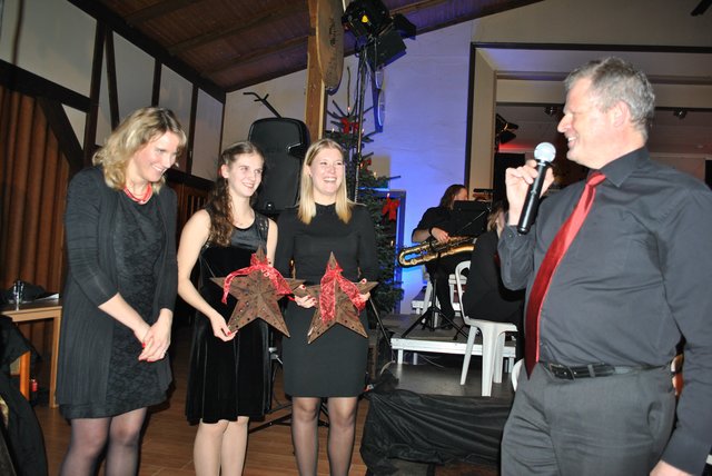 Großes Dankeschön: der organisatorische Orchesterleiter Hans Gellersen belohnte den Einsatz der Dirigentinnen Raphaela Backhaus-Olbrich, Lena Perrone und Nina Schulenburg (v. li.) mit kunstvollen Weihnachtssternen. Raphaela Backhaus-Olbrich hatte ihr Exemplar kurz vor dem Schnappschuss abgelegt