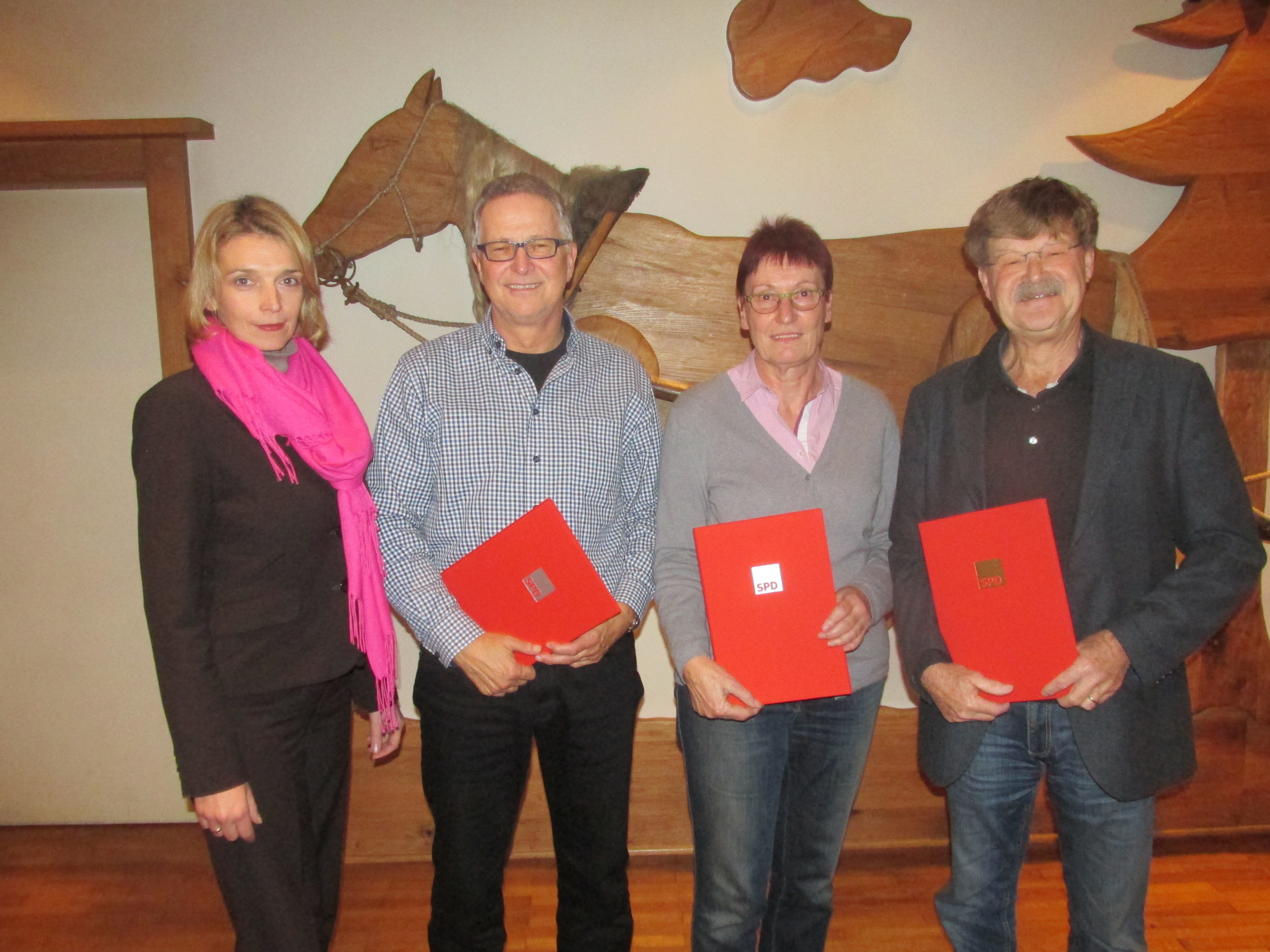 Bundestagsabgeordnete Svenja Stadler (li.) ehrte die langjährigen Mitglieder der SPD-Rosengarten: Michael Wiegräfe, Gisela Howe, Dr. Hans-Joachim Jungblut