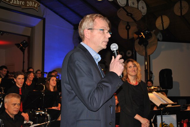Bei der Begrüßung: Schützenoberst Dirk Hornbostel und die musikalische Orchesterleiterin Raphaela Backhaus-Olbrich