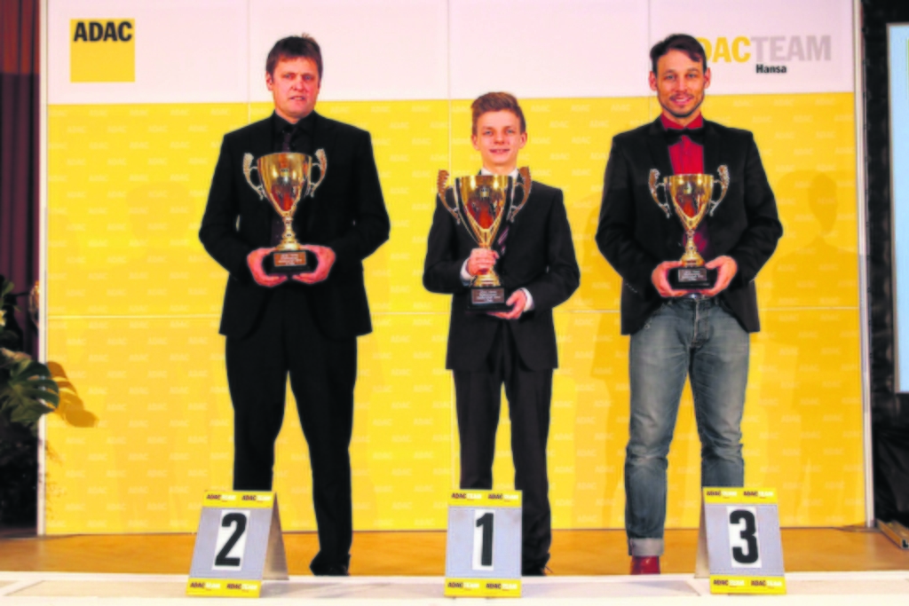 Bei der Ehrung: (v. li.) Norbert Schäfer, Philipp Freitag und Danijel Peric