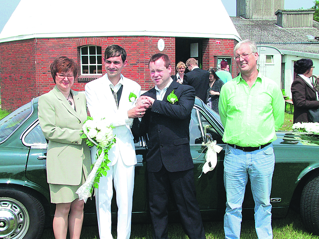 Erste gleichgeschlechtliche Trauung in der Eyendorfer Windmühle (v. li.): Standesbeamtin Cornelia Hacker, Martin Stahl und Ehemann Ronny Purschke sowie Mühlenvereins-Vorsitzender Werner Borrée 2011 nach der Trauung