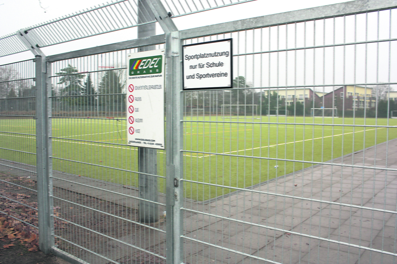 Die Nutzung des Kunstrasenplatzes an der Wiesenschule ist jetzt genau geregelt