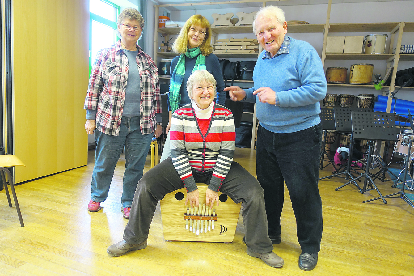 Mit dem vom Preisgeld angeschafften neuen Marimbula-Instrument: die Singepaten Hanne Paysen (vorne) sowie (hi., v. li.) Eva Mehrkens, Angela Willing und Wolfgang Triebel