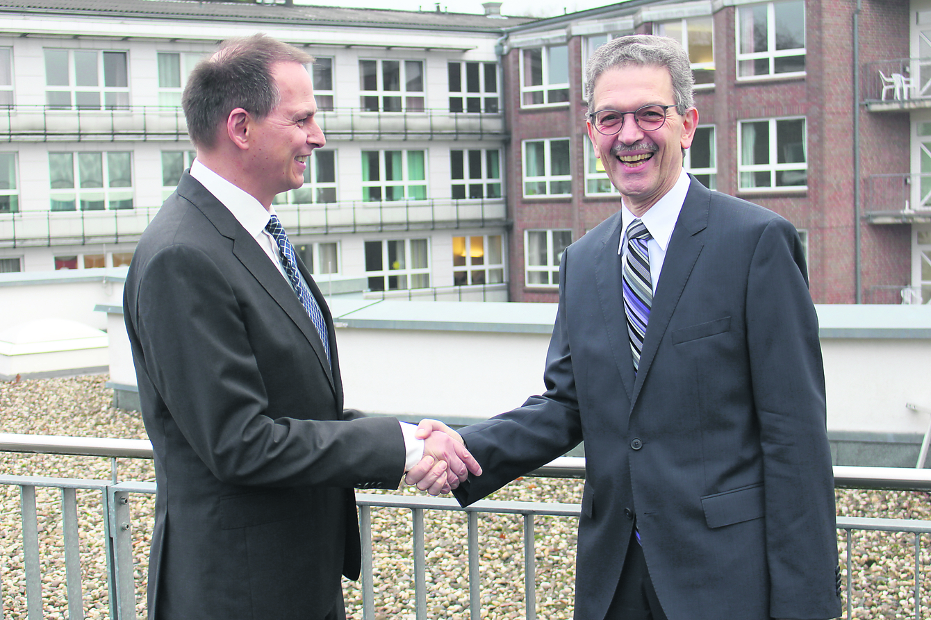 Dr. Udo Wirschen (re.) verabschiedet sich, an seine Stellte tritt der bisher leitende Arzt der Gastroenterologie, Dr. Joachim Pelz