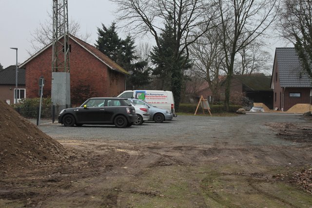 Elternparkplatz neben dem Kalthaus (hi. li.)
