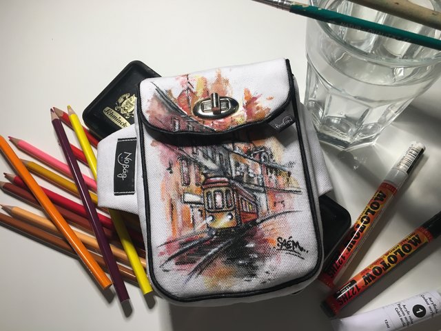 Die erste Tasche ist bereits fertig.  Sie wird zugunsten der 
Familie Büttinghaus versteigert