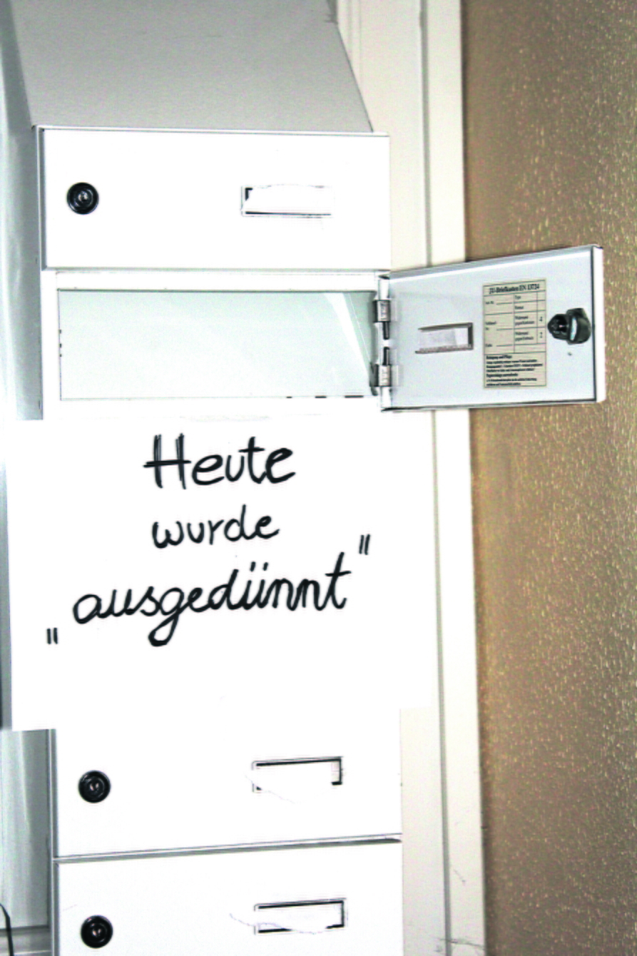 "Ausdünnen" nennt die Post nach Aussagen eines Zustellers die Praxis, Sendungen verspätet auszuliefern
