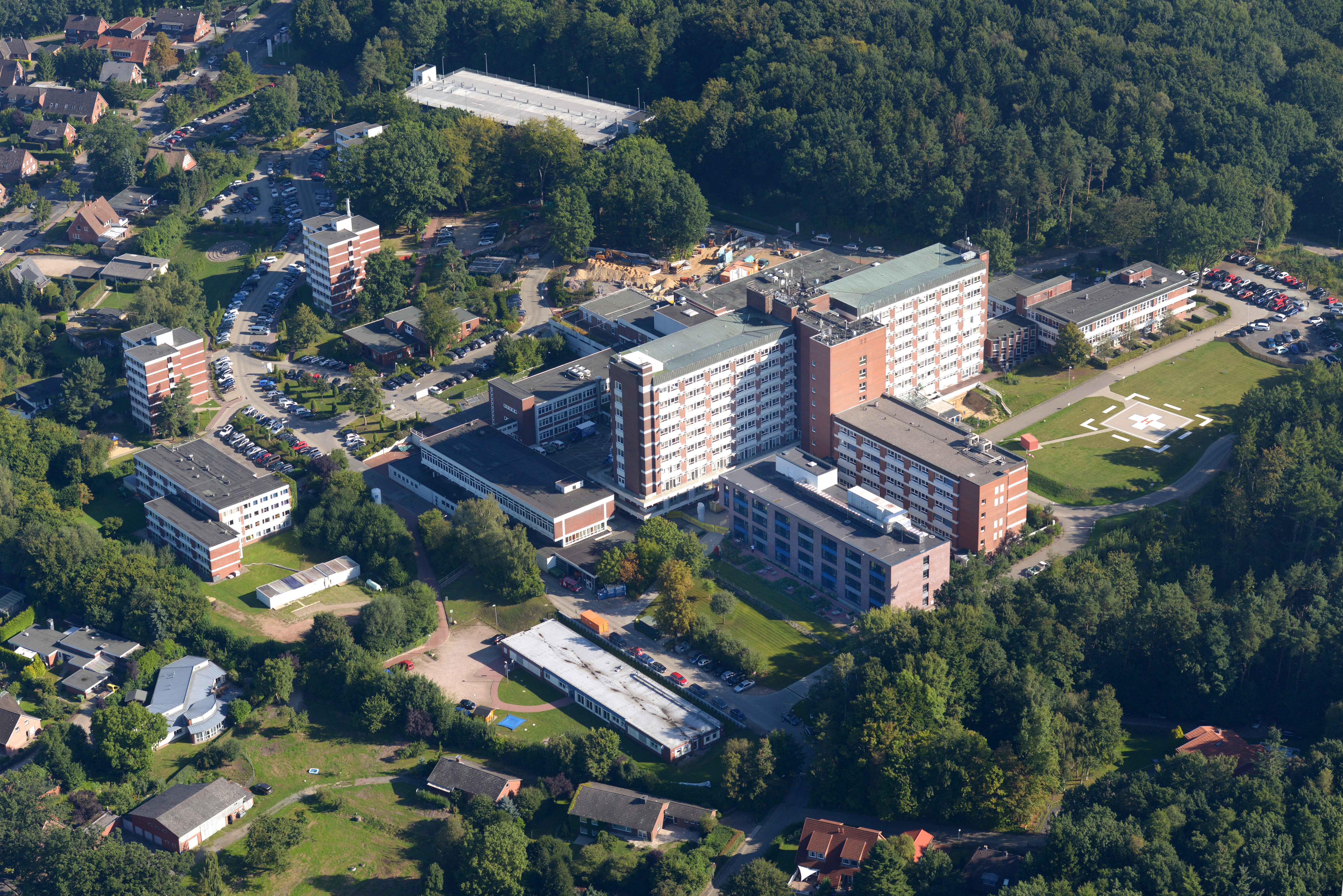 Das Stader Elbe-Klinikum von oben: Die beiden rund 60 Jahre alten Stationshäuser Ost und West befinden sich von der Bausubstanz in einem solch schlechten Zustand, dass eine Sanierung unwirtschaftlich wäre. Es gibt Überlegungen, einen neuen Betten-Komplex an anderer Stelle zu errichten