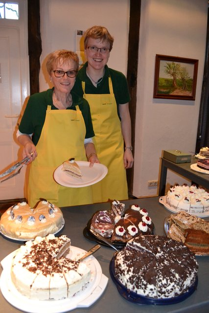 Karin Schlüter (li.) und Ute Augustin von den Hollenstedter Landfrauen mit leckeren Torten im Küsterhaus