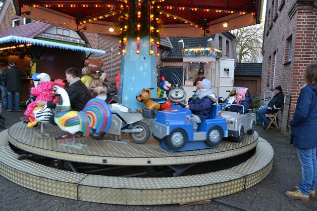 Für die Kinder drehte das Karussell der Schaustellerfamilie Wienberg seine Runden