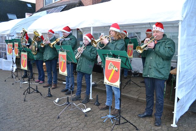 Mit weihnachtlichen Liedern unterhielt die "Hollenstedter Blasmusik"