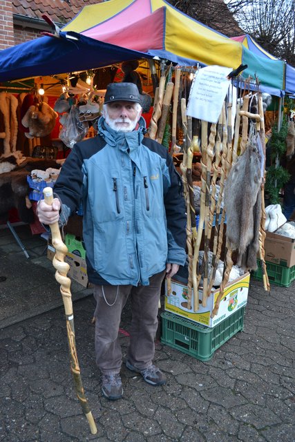 Gerhard Schulz' ganzer Stolz sind seine Wander- und Pilgerstöcke aus Holz aus der Nordheide, das er selbst bearbeitet
