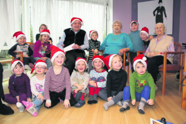 Fröhliche Vorfreude auf Weihnachten herrschte im Harsefelder DRK-Seniorenheim: Eine Gruppe des Waldkindergartens stattete den Bewohnern einen Besuch ab. Die kleinen "Weihnachtswichtel" mit ihren rot-weißen Zipfelmützen verbreiteten adventliche Stimmung