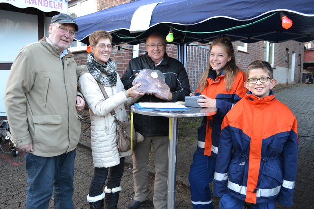 Heike und Udo Gröpler sowie Ulrich Moldt (v. li.) schätzten bei Rebecca Bomba und Jakob Hanke das Gewicht eines Heidekatenschinkens