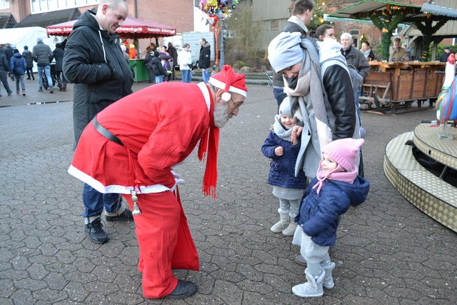 Weihnachtsmann Wolfgang Kehr beschenkte die Kinder mit Süßigkeiten