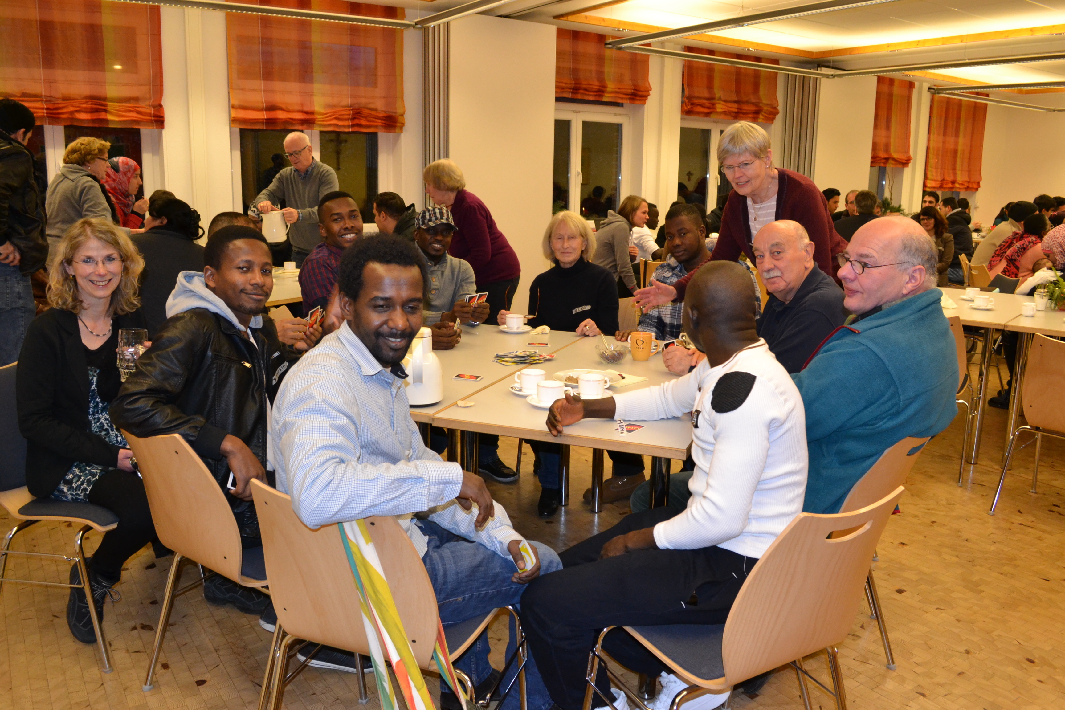 An den Tischen wird geklönt, gespielt oder Deutsch gelernt