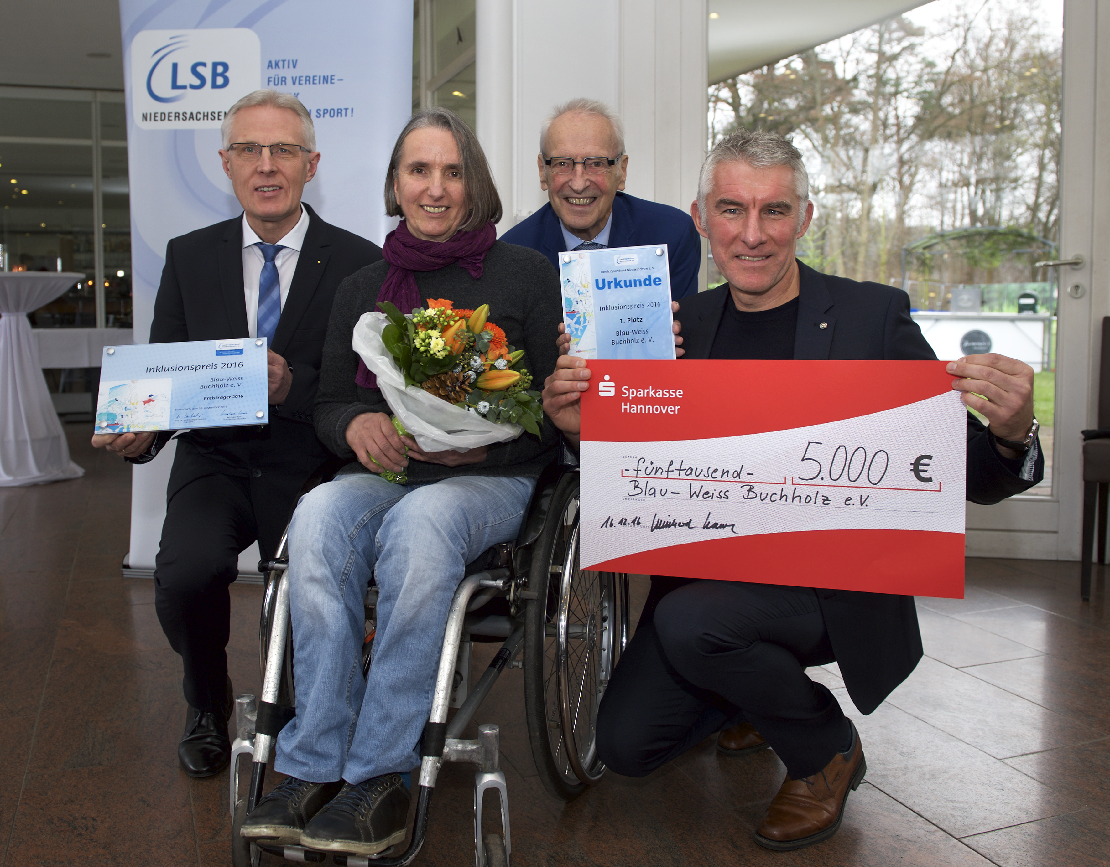 Bei der Preisverleihung: (v. li.) Reinhard Rawe (Vorsitzender Landessportbund), Barbara Erdrich, Arno Reglitzky (beide BW Buchholz) und Ex-HSV-Trainer Mirko Slomka, der die Preise übergab