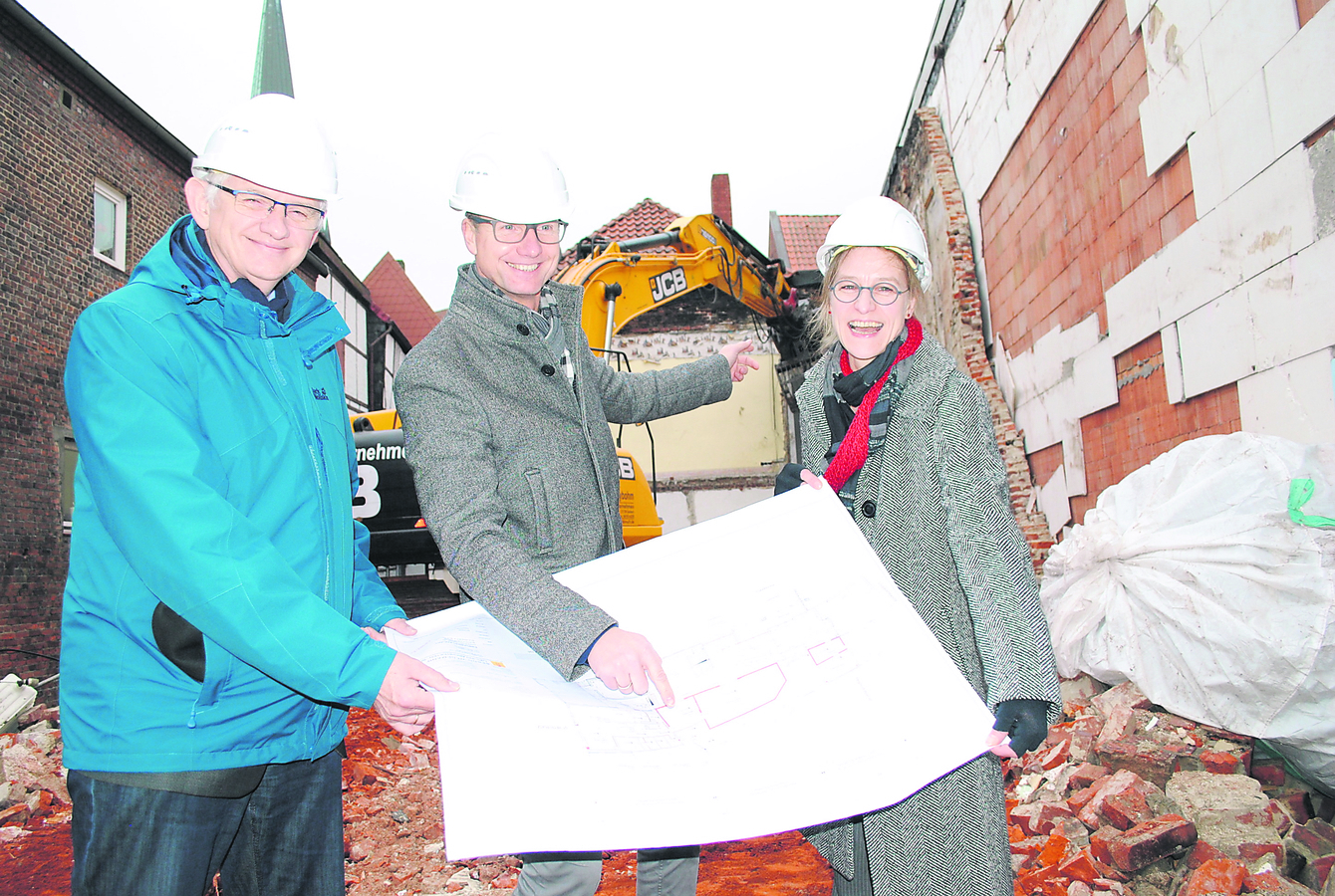 Erster Stadtrat Michael Nyveld (v.li.), Museumsleiterin Dr. Susanne B. Keller und Architekt Bernd Wedemann stehen dort, wo der Neubau geplant ist