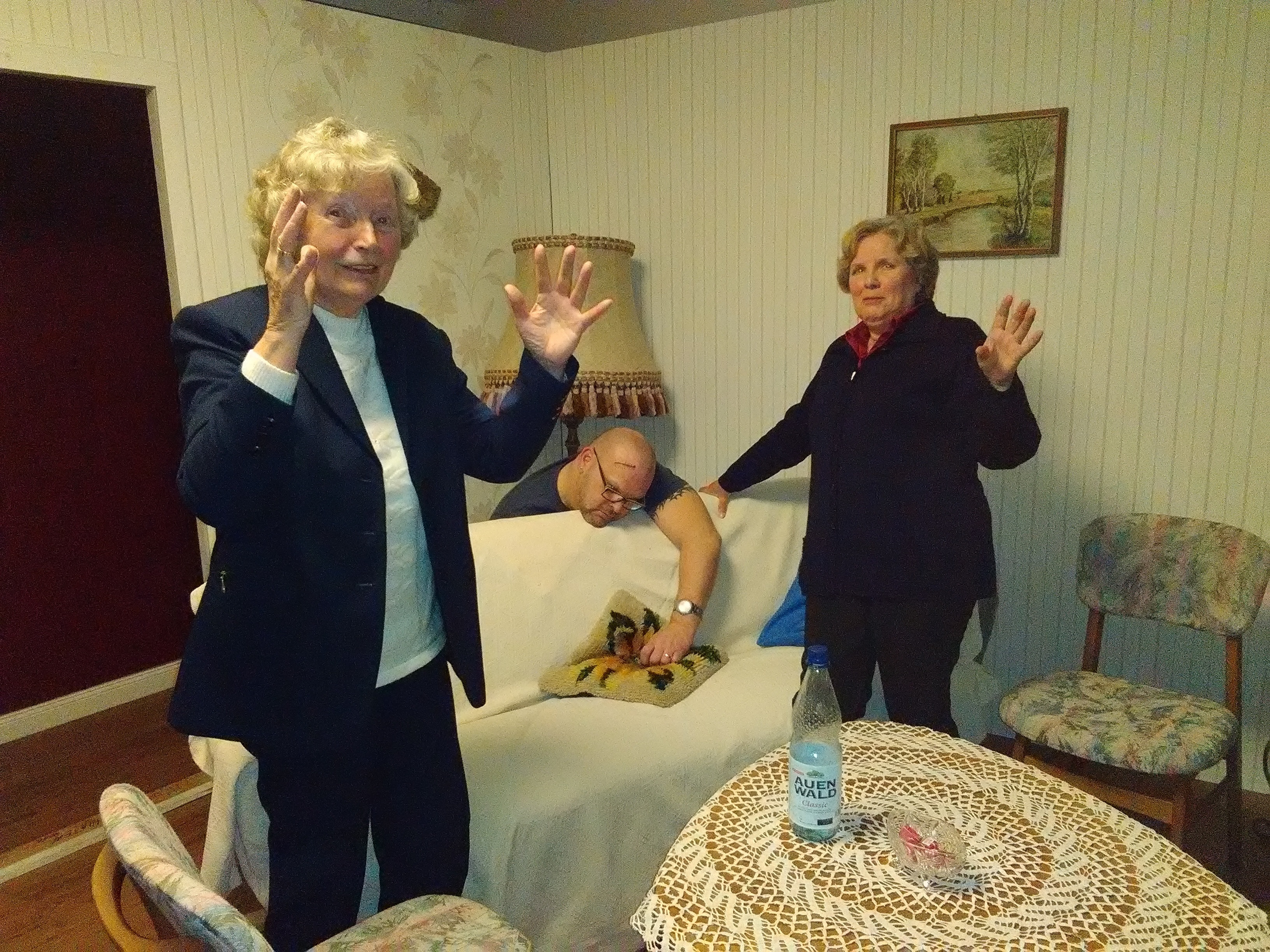 Helga Lorenzen (gespielt von Lisa Tödter, re.) und ihre Freundin Marlene (Margret Lührsen) glauben, den Ganoven (Heiko Kaufhold) getötet zu haben