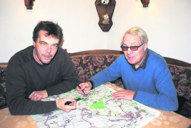Ralf Bugenhagen (li.) und Claus Bedehöft legen jetzt die Strecken für die verschiedenen Wertungsläufe fest