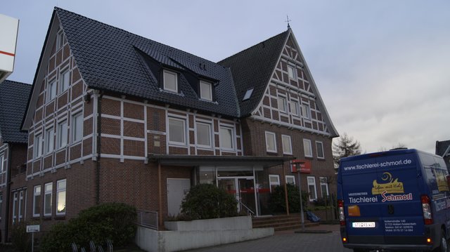 In dem ehemaligen Sparkassen-Gebäude in Hollern-Twielenfleth wird eine Tagespflege sowie ein kleines Service-Center eingerichtet. Die Geldautomaten bleiben erhalten